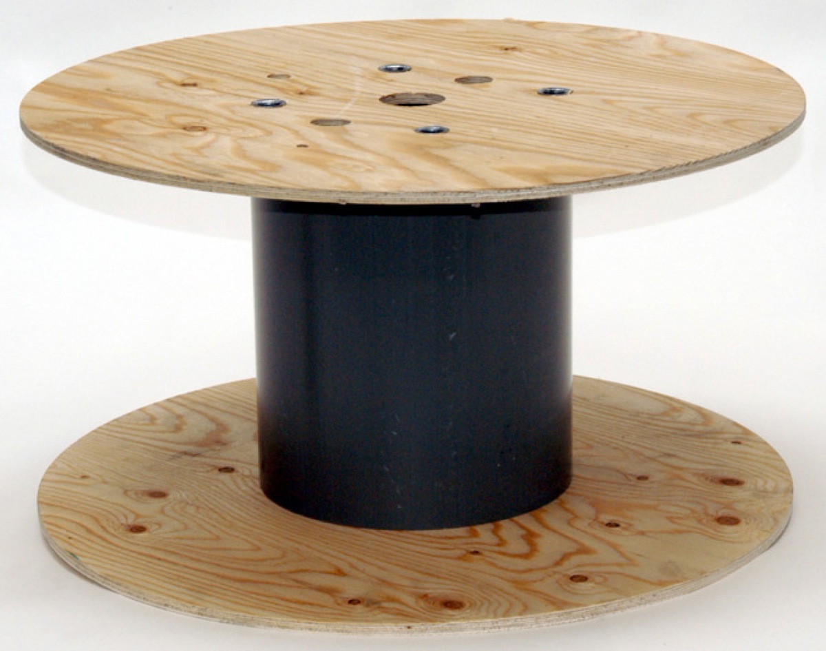 Plywood flange, PVC or cardboard tube, steel tie rods. Ideal for INDOOR USE as well. Capacity up to 150 kg.